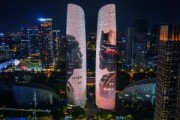 美轮美奂！自媒体分享无人机航拍成都双子塔詹姆斯灯光秀震撼画面